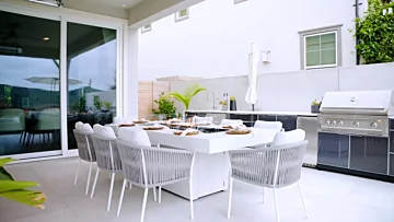 Gin 90 Dining - Clement Twins