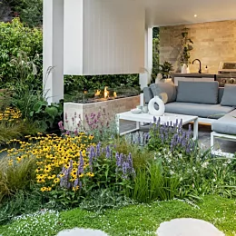 Wouldn’t mind spending the weekend here gardens_at_night mitchlyonspho...